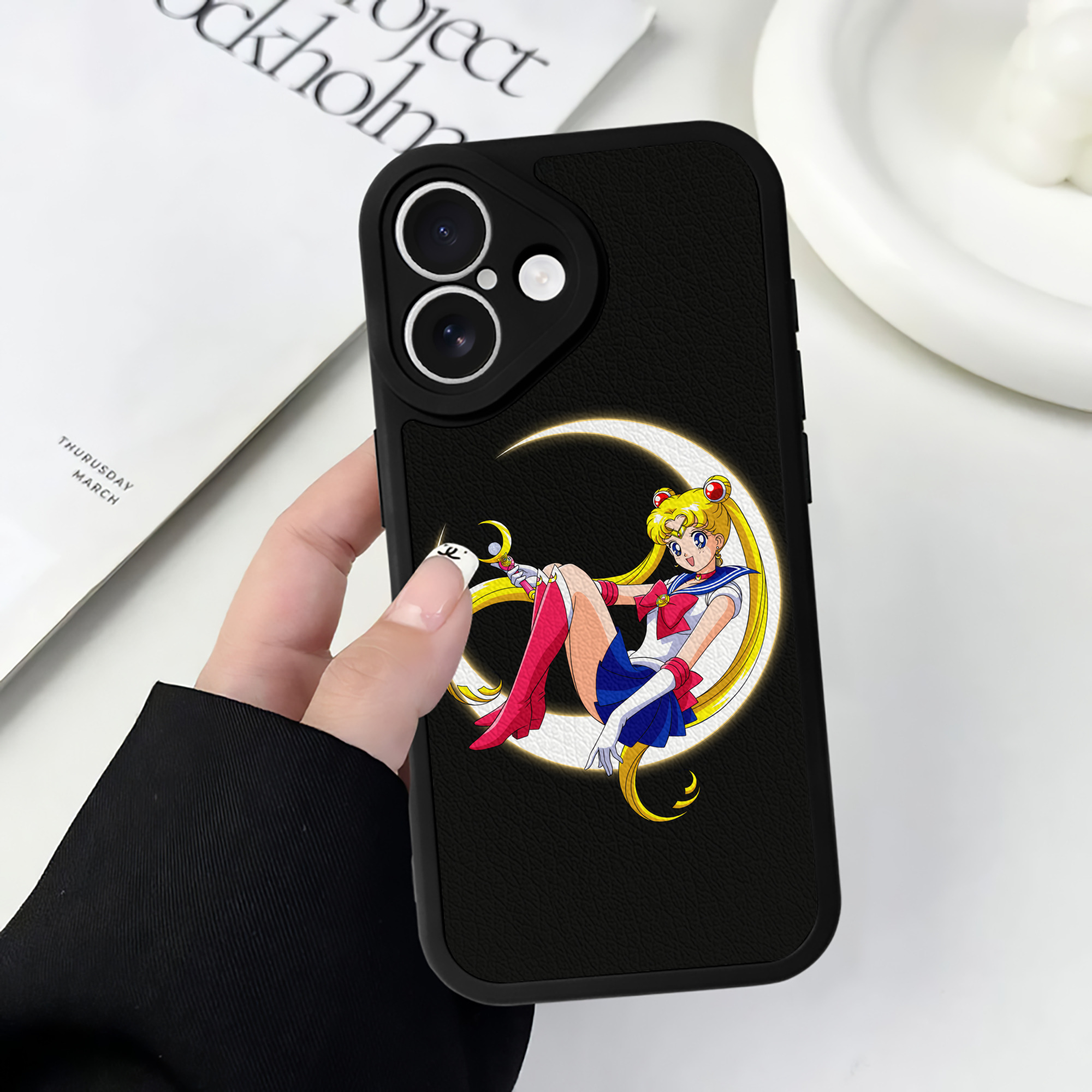 （画像用） 美少女戦士セーラームーン 月野 うさぎ つきの うさぎ Sailor Moon Tsukino Usagi 【iPhone 16シリーズ対応】シリコンスマホケース（レザー調） 材質：シリコン